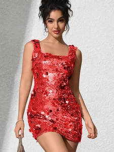 Détail de robe mini rouge à paillettes avec appliques florales 3D et décolleté carré