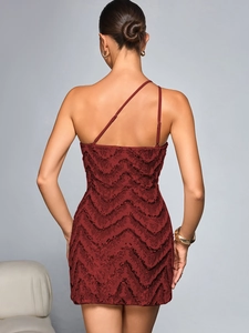 Détail d'une mini robe rouge foncé à paillettes avec motif en V et détails sur le dos nu