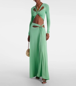 Détail du crop top vert menthe avec clous argentés et jupe à fente latérale