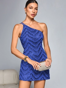 Détails des paillettes en forme de vagues sur cette mini robe de soirée bleue
