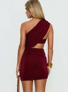 Détail de la robe une épaule bordeaux avec découpe latérale et design froncé élégant