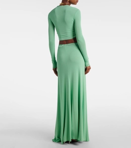 Détail d'un ensemble deux pièces vert menthe avec œillets métalliques au dos de la robe