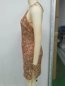Détail de paillettes or rose sur robe mini de soirée dos nu avec fente latérale