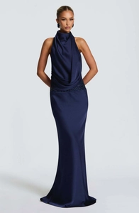 Détail de la robe bleu marine à col bénitier avec taille pailletée et texture effet soie