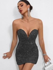 Nahaufnahme glitzernder schwarzer Pailletten und Herz-Ausschnitt am Bodycon-Partykleid