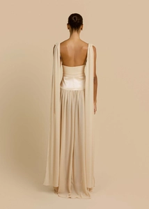 Elegante abito champagne senza schienale con corpetto in raso e dettagli in chiffon