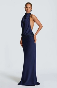 Vue détaillée de la robe dos nu bleu marine avec taille pailletée et design drapé élégant