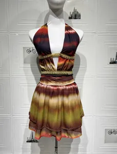 Dettaglio del vestito halter sfumato colorato con tripla fascia di perline dorate in vita