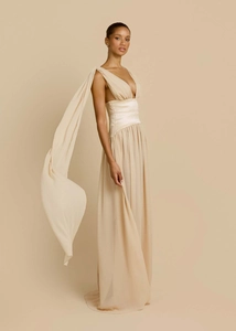 Dettaglio dell'elegante abito da sera color champagne con scollo a V e nastro lungo