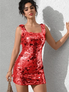 Détail de la mini robe rouge à paillettes avec fleurs 3D et décolleté carré chic