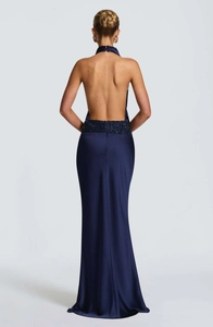 Vue détaillée du dos nu d'une robe de soirée longue bleu marine à sequins à la taille
