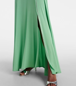 Détail de robe vert menthe avec fente latérale haute et œillets métalliques argentés