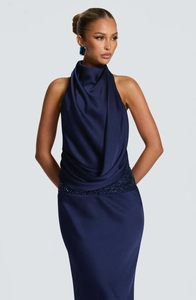 Détail du col bénitier et des paillettes sur une robe longue sans manches bleu marine