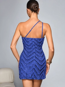 Détail de la robe de soirée à paillettes bleues avec dos nu et texture ondulée