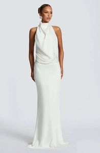 Détail macro d'une robe dos nu blanche avec corsage plissé et broderie de paillettes