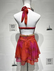 Dettaglio dell'abito con scollo all'americana e schiena scoperta con stampa tie-dye rossa