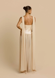 Elegante abito da sera beige con corpetto in raso e lunghi nastri sulle spalle