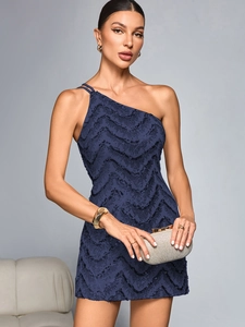 Détail de mini-robe bleu marine à une épaule avec motifs de paillettes ondulées