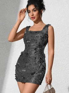 Gros plan d'une mini-robe grise à paillettes sans manches et tissu scintillant