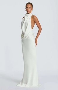 Détail de la robe de soirée blanche dos nu avec col bénitier et ceinture en paillettes