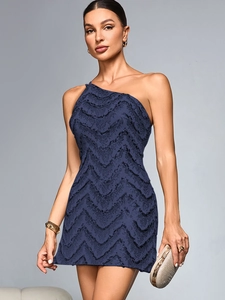 Détail de la robe mini pailletée bleu foncé à une épaule asymétrique pour fêtes