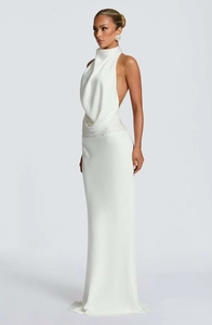 Détail de la robe de soirée blanche dos nu avec taille cintrée et broderie à paillettes