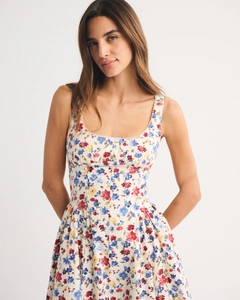 Detailed view of U-neck floral dress with delicate white scalloped lace trim edge