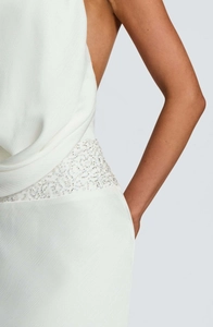 Détail de paillettes argentées scintillantes et broderie de perles sur la taille d'une robe