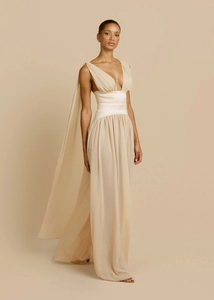 Dettaglio dell'elegante abito da sera champagne con scollo a V e mantelle sulle spalle