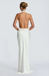 Vue détaillée d'une robe longue dos nu blanche avec broderies de paillettes à la taille