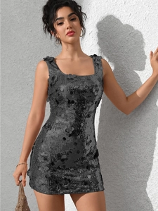 Détail des paillettes noires et broderies florales 3D sur robe de soirée sans manches