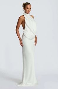 Détail de la robe longue blanche à dos nu avec broderie de perles et tissu drapé élégant