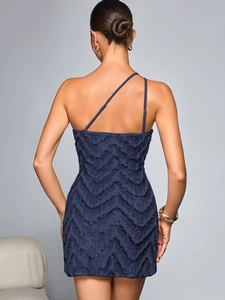 Détail de la mini robe à paillettes bleu marine avec un design dos nu à une épaule