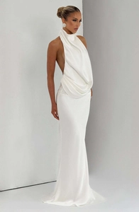 Détail de la robe licou blanche dos nu en satin drapé avec sequins à la taille