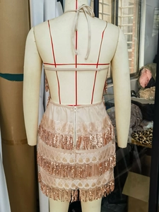 Détail de la robe rose à franges et paillettes avec dos nu licou et fermeture éclair