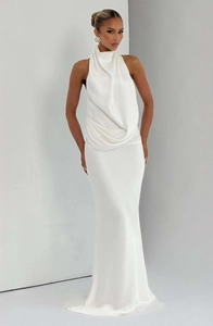 Détail de la robe en satin blanc avec col bénitier et broderie de paillettes à la taille