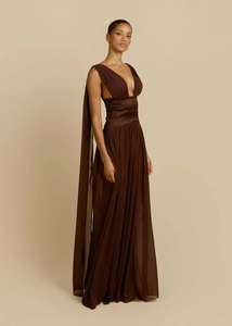 Dettaglio dell'abito da sera in chiffon a pieghe marrone scuro con elegante fusciacca