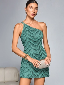 Détails d'une robe de soirée à paillettes sarce avec motifs en V ondulés et reflets