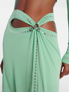 Robe longue verte menthe avec découpes, œillets argentés et pendentifs sphériques