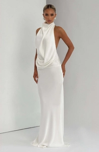Détail de la robe longue blanche dos nu avec taille à paillettes et décolleté licou
