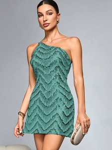 Détail de robe à paillettes bleu sarcelle avec motif en zigzag et bretelle asymétrique