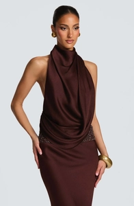 Détail d'une robe de soirée dos nu marron foncé avec broderie de paillettes à la taille