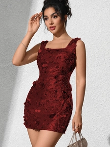 Détail d'une mini robe bordeaux à paillettes avec appliques florales 3D et coupe ajustée