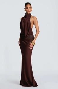 Vue détaillée de la robe dos nu marron avec col plissé et embellissement de paillettes à la taille