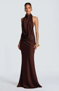 Détail de la taille à paillettes sur robe de soirée dos nu en satin marron avec coupe sirène