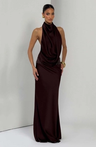 Détail de robe de soirée en soie à col bénitier avec taille pailletée et dos nu marron