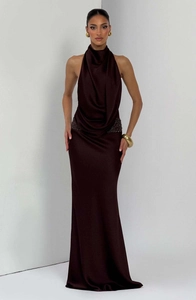 Détail de la taille pailletée et du décolleté licou drapé en satin sur cette robe chic