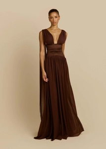 Dettaglio dell'elegante vita a pieghe e del tessuto in chiffon fluente su un abito lungo marrone