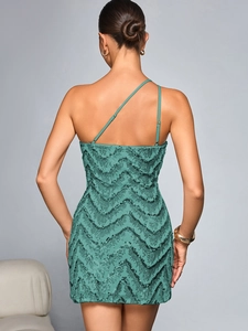 Détail de la robe mini à paillettes sarcelle avec motif de vagues et dos nu élégant