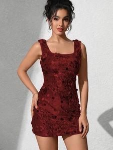 Détail des paillettes bordeaux et des appliques florales 3D sur la robe courte